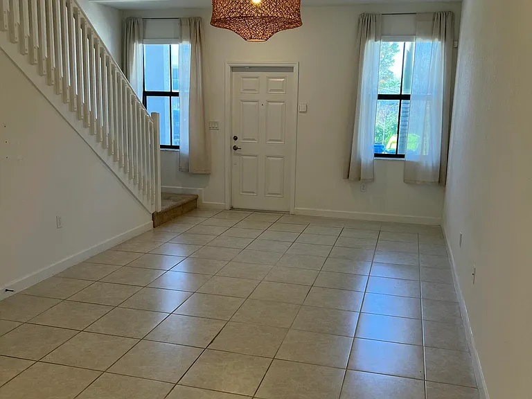 542 SW 19th Ter — Photo 3