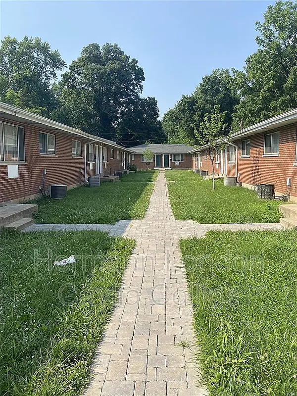 2 bed, 1.0 bath, 824 sqft, $815 — Photo 1