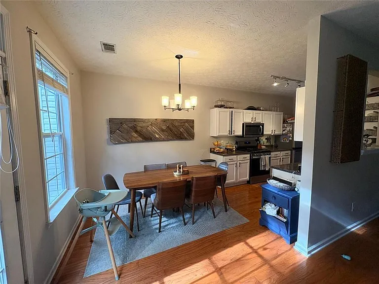 3082 Kentmere Dr — Photo 3