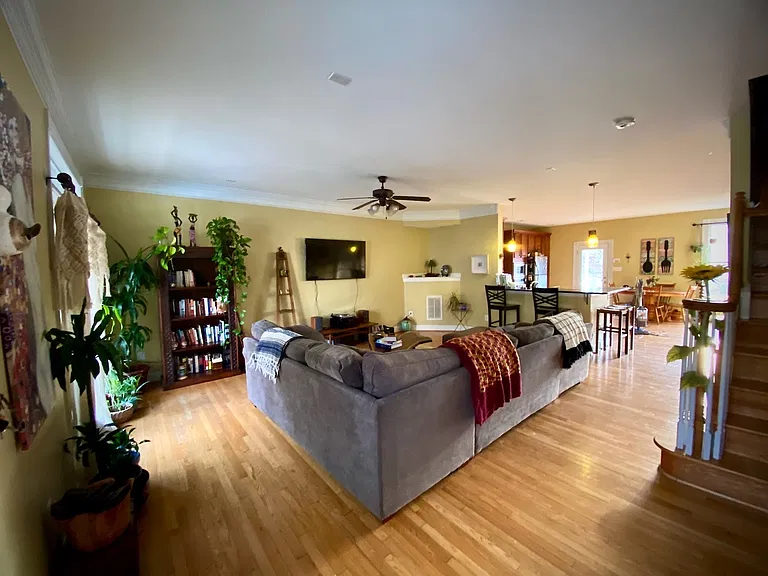520 1/2 S Laurel St — Photo 2