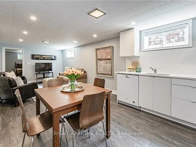 118 Briarwood Cres — Photo 2