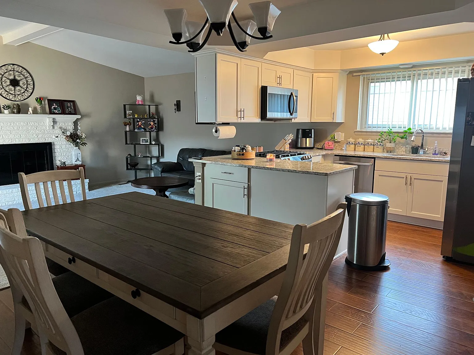 3 bed, 1.5 bath, 1587 sqft, $2,500 — Photo 4