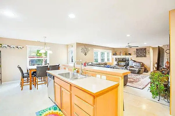 6 bed, 2.5 bath, 3930 sqft, $4,400 — Photo 3