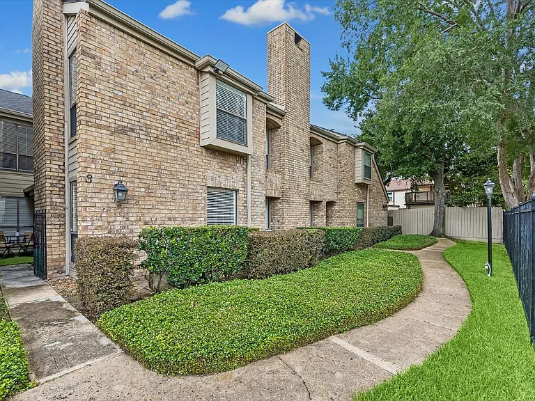 1908 Augusta Dr #3 — Photo 1