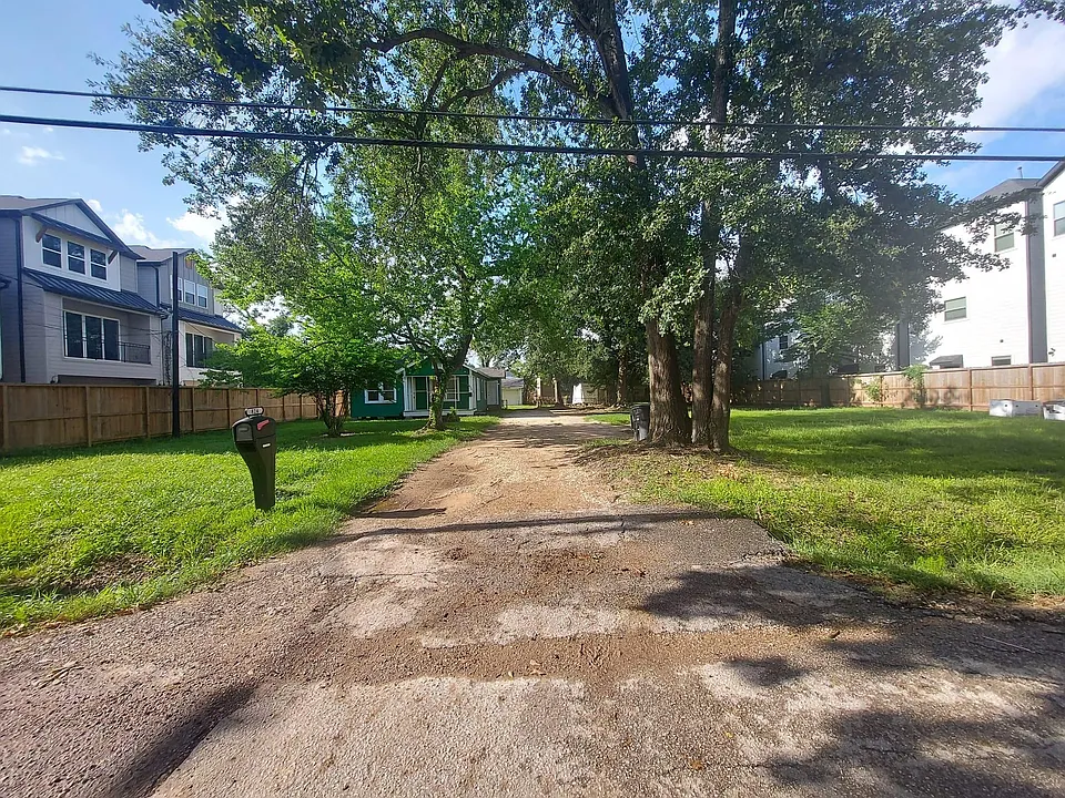 824 Curtin St