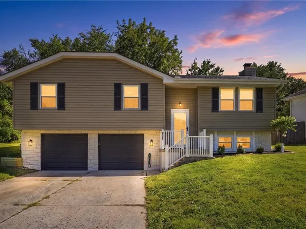 325 SE Brownfield Dr, Lees Summit, MO 64063
