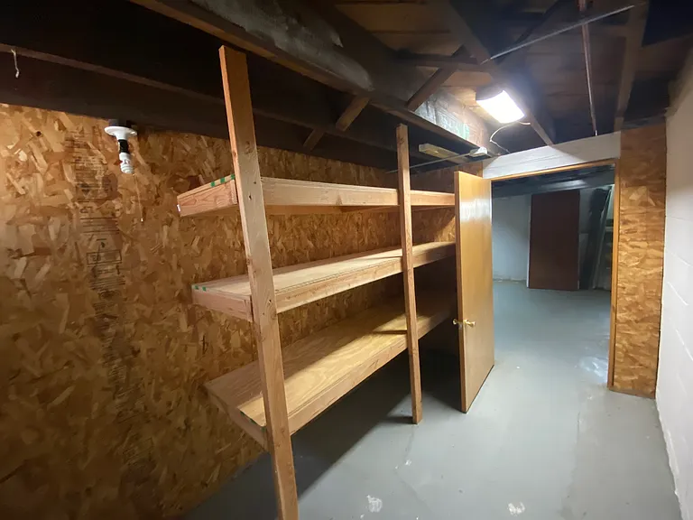 Lockable storage for upper unit