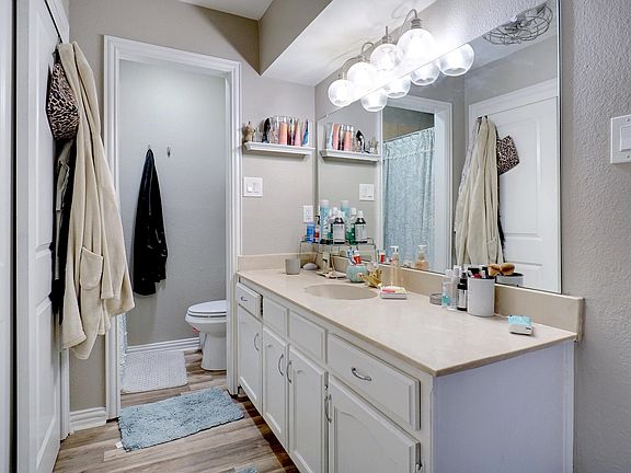 5th image of 7821 Odell St
