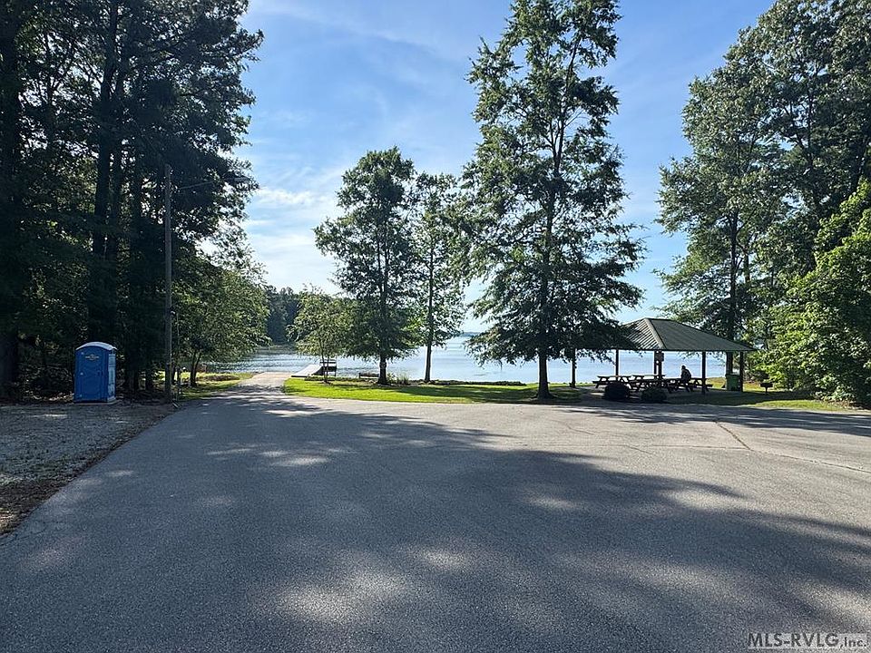 1st image of 135 Edgewater Dr