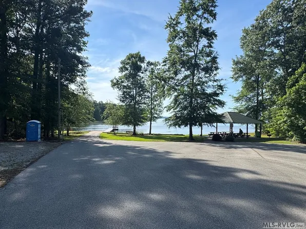 135 Edgewater Dr, Roanoke Rapids, NC 27870
