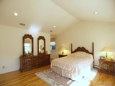 4th image of 158 Evans Ave
