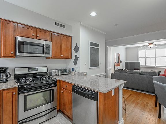 4th image of 33 W Locke Ln Unit 3