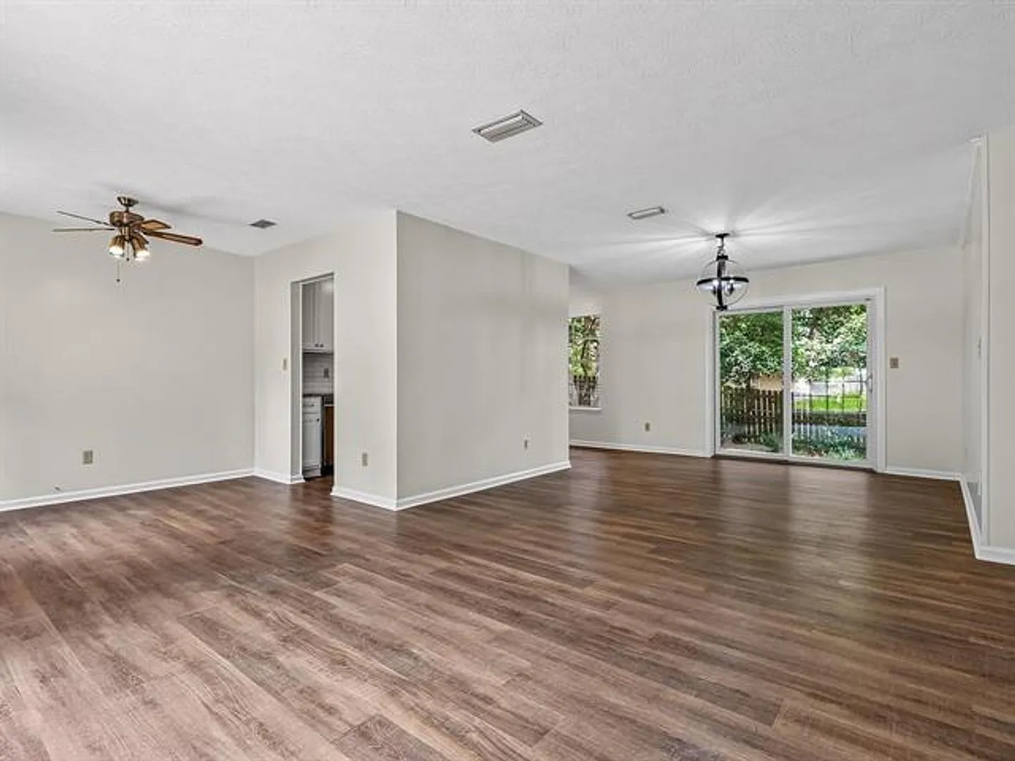 Gorgeous Nw 3/2 On W/ Fenced Yard, Garage, Stainless Steel Appliances, & More! Avail Now For $180... — Photo 4