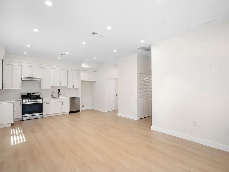 520 S Kenneth Rd — Photo 6