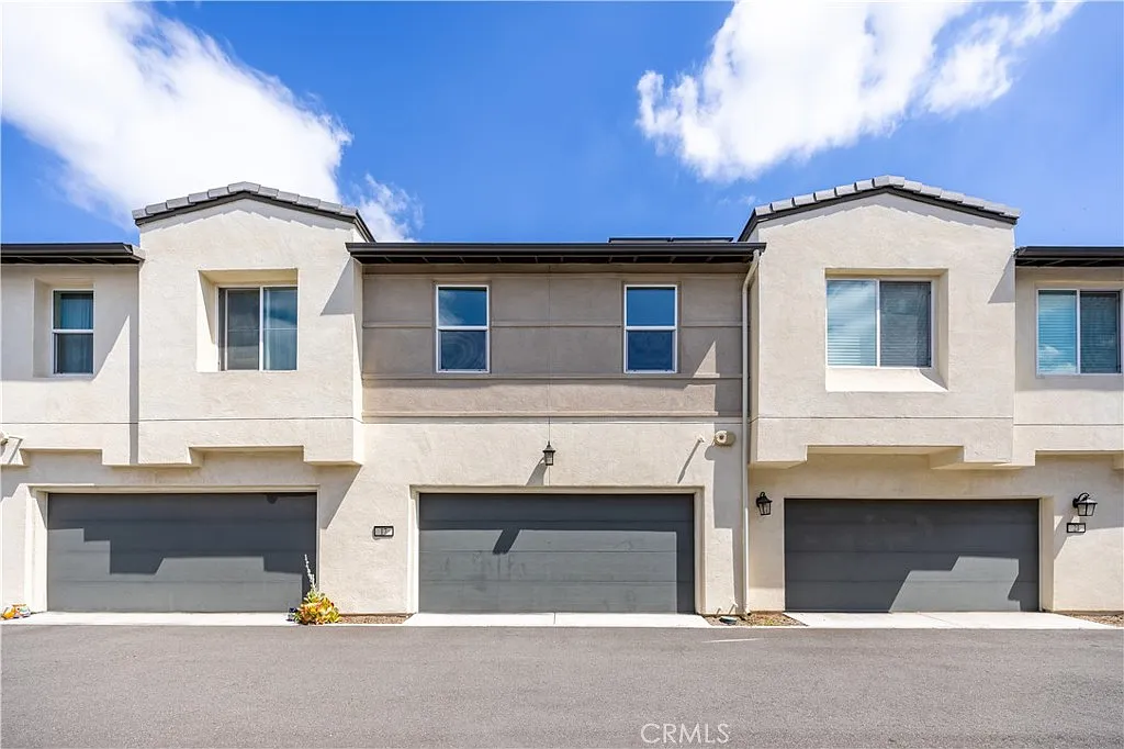 3 bed, 2.5 bath, 1560 sqft, $3,800 — Photo 1