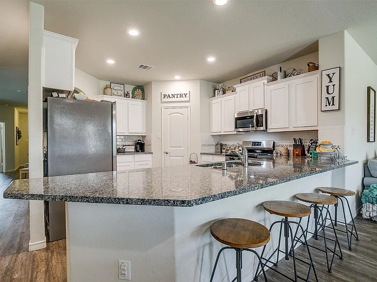 593 Jamestown Ln — Photo 10