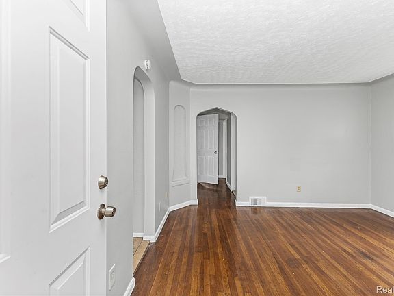 4th image of 11817 Riad St
