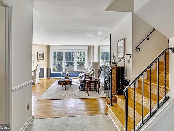 3rd image of 2 Leonard Ct