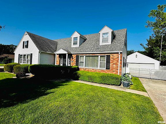 3rd image of 1034 Sweetbriar Pl