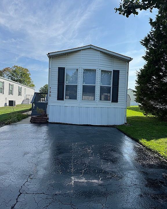 1st image of 720 N Huckleberry Ave