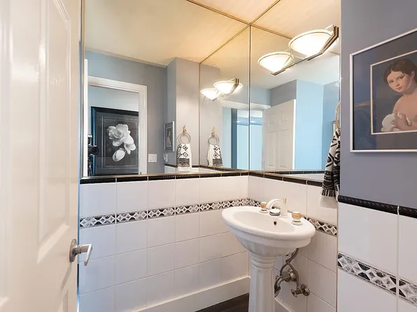 (undisclosed Address), North Vancouver, BC V7M 2C7