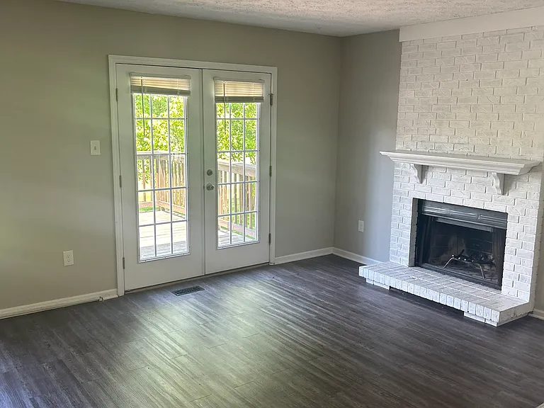1810 Queen Anne Sq — Photo 3