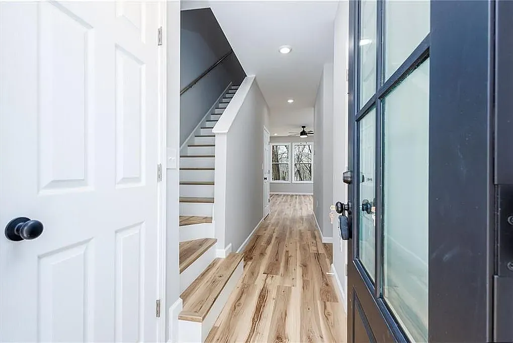 3 bed, 2.5 bath, 1400 sqft, $2,450 — Photo 2