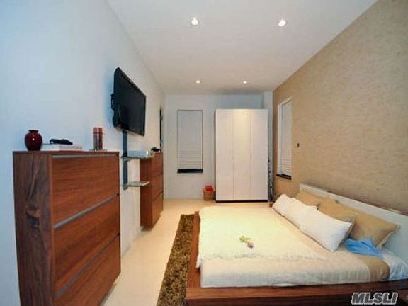 5th image of 11525 Metropolitan Ave