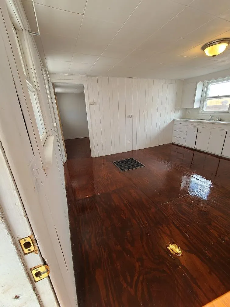 113 S. 6th St. (Hotel Motel) - 3 — Photo 3