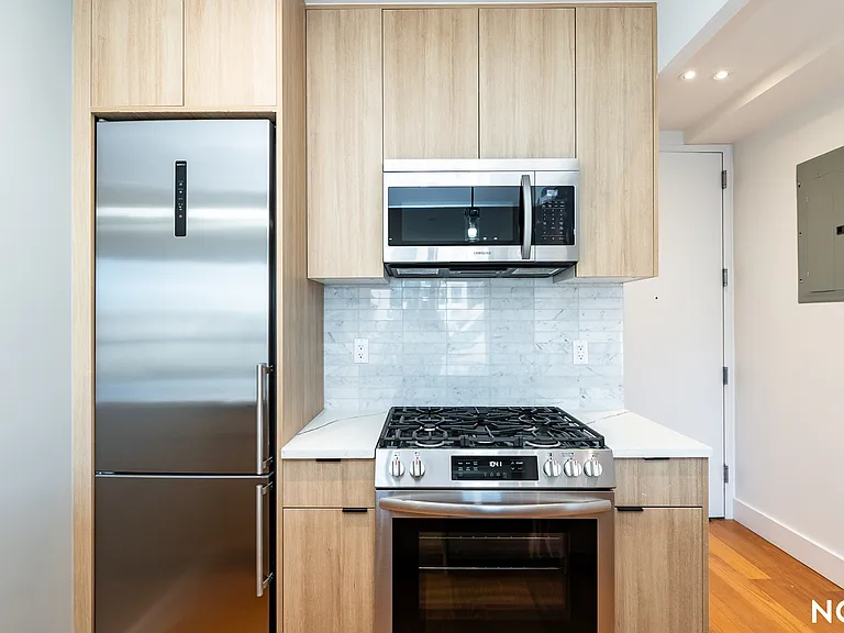 675 E 32nd St #26 — Photo 16