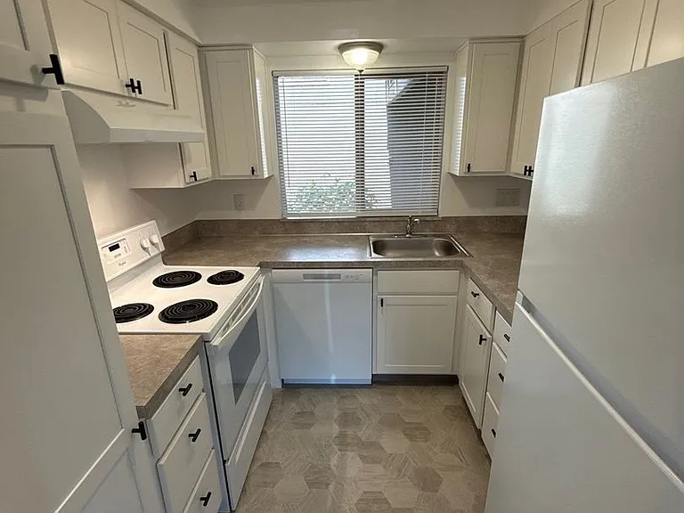 1828 Liberty St NE — Photo 10