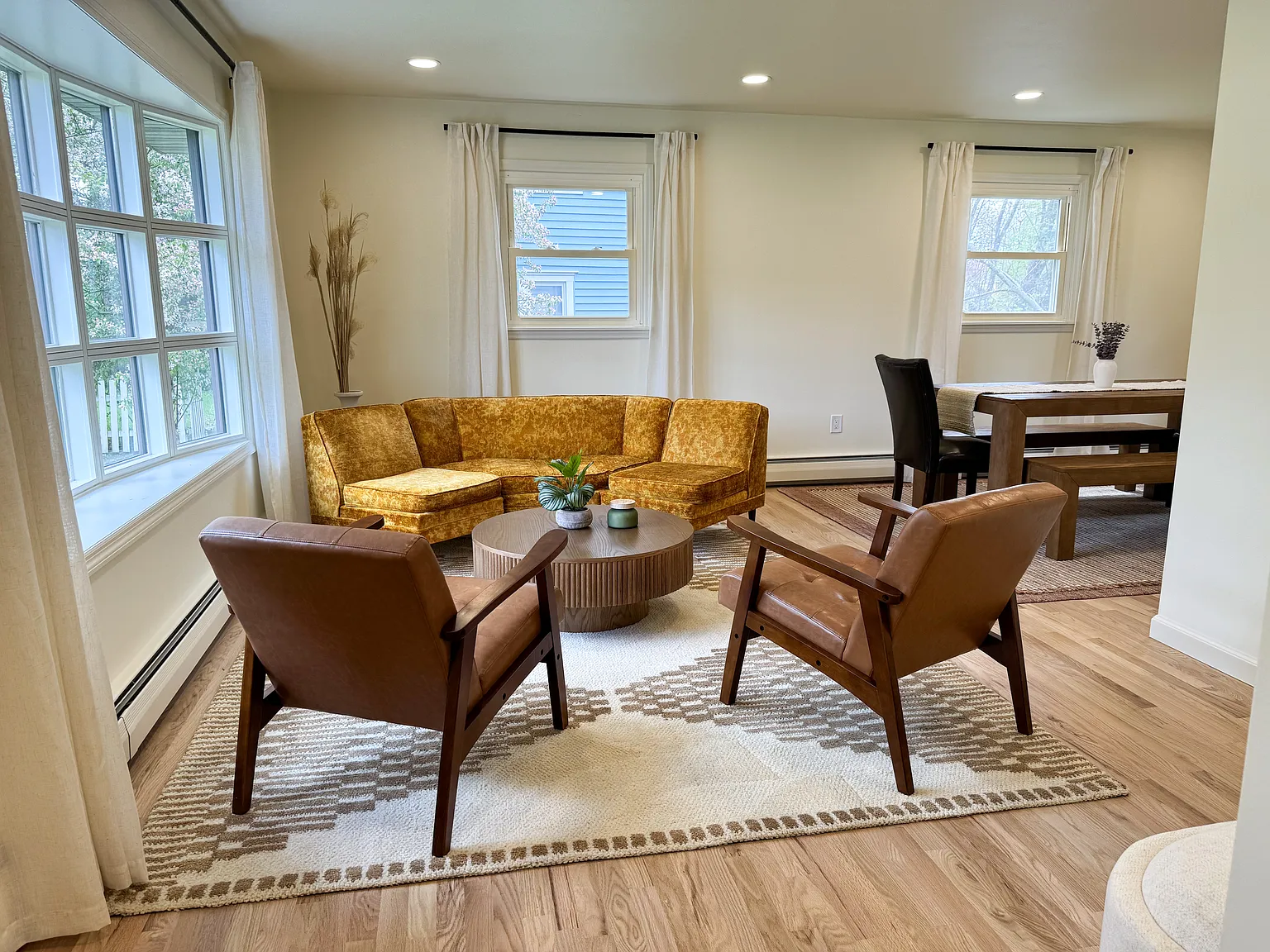 4 bed, 2000 sqft, $2,085 — Photo 3