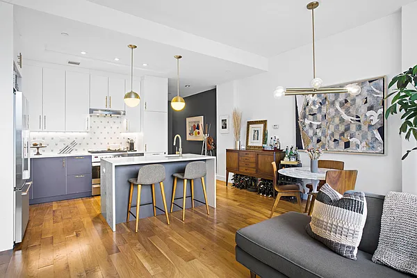 Sold by R New York | media 7