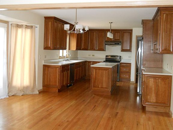 4th image of 2725 Newport Dr