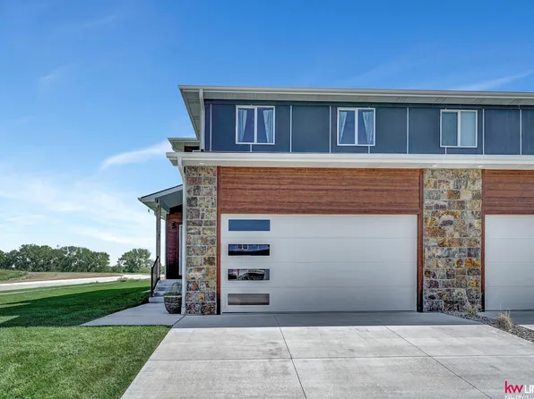 950 Titan Dr, Hickman, NE 68372