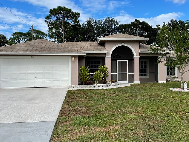517 SW Paar Dr — Photo 1