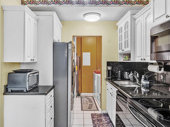 4th image of 3920 SW 69th Terrace #7-S