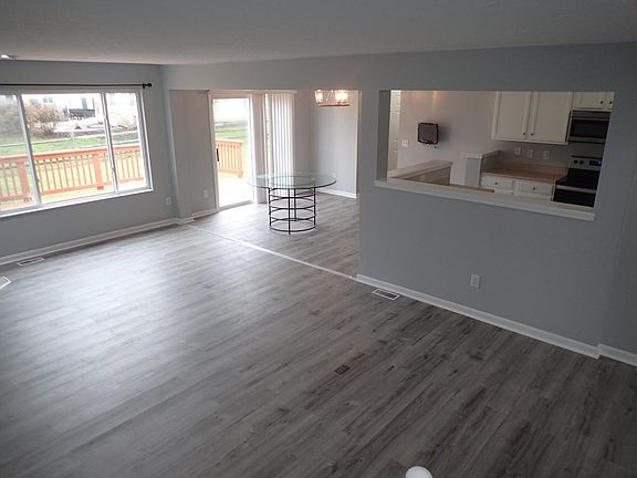 4th image of 1387 Meadowood Dr
