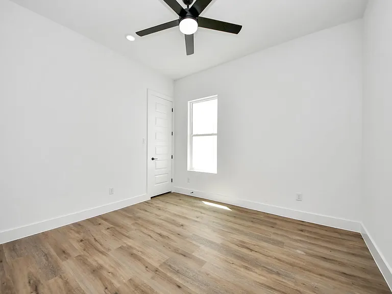 8313 Venus St — Photo 25