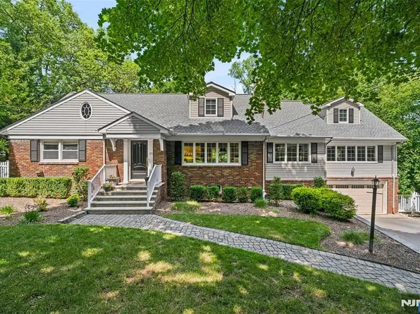 378 Van Beekum Pl, Wyckoff, NJ 07481
