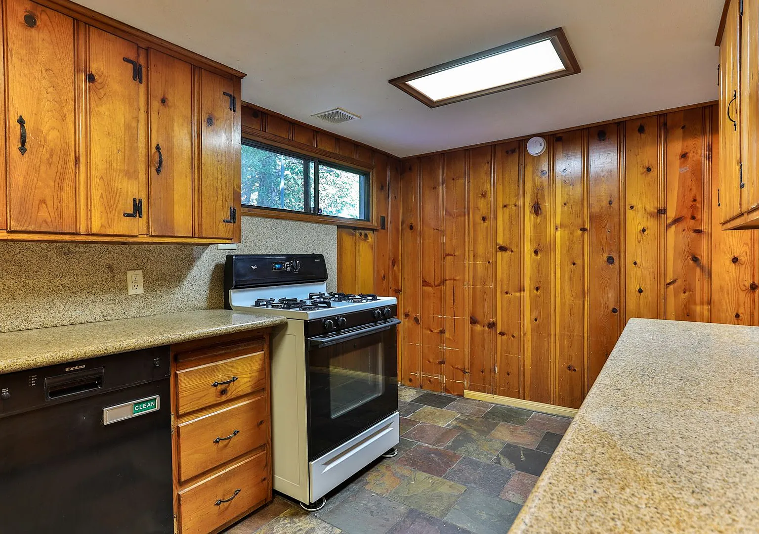 Close to town and Move in ready - 3 bedroom 1 bath + family room + 2 car garage — Photo 3