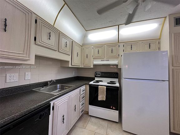 5th image of 2841 Somerset Dr APT 306