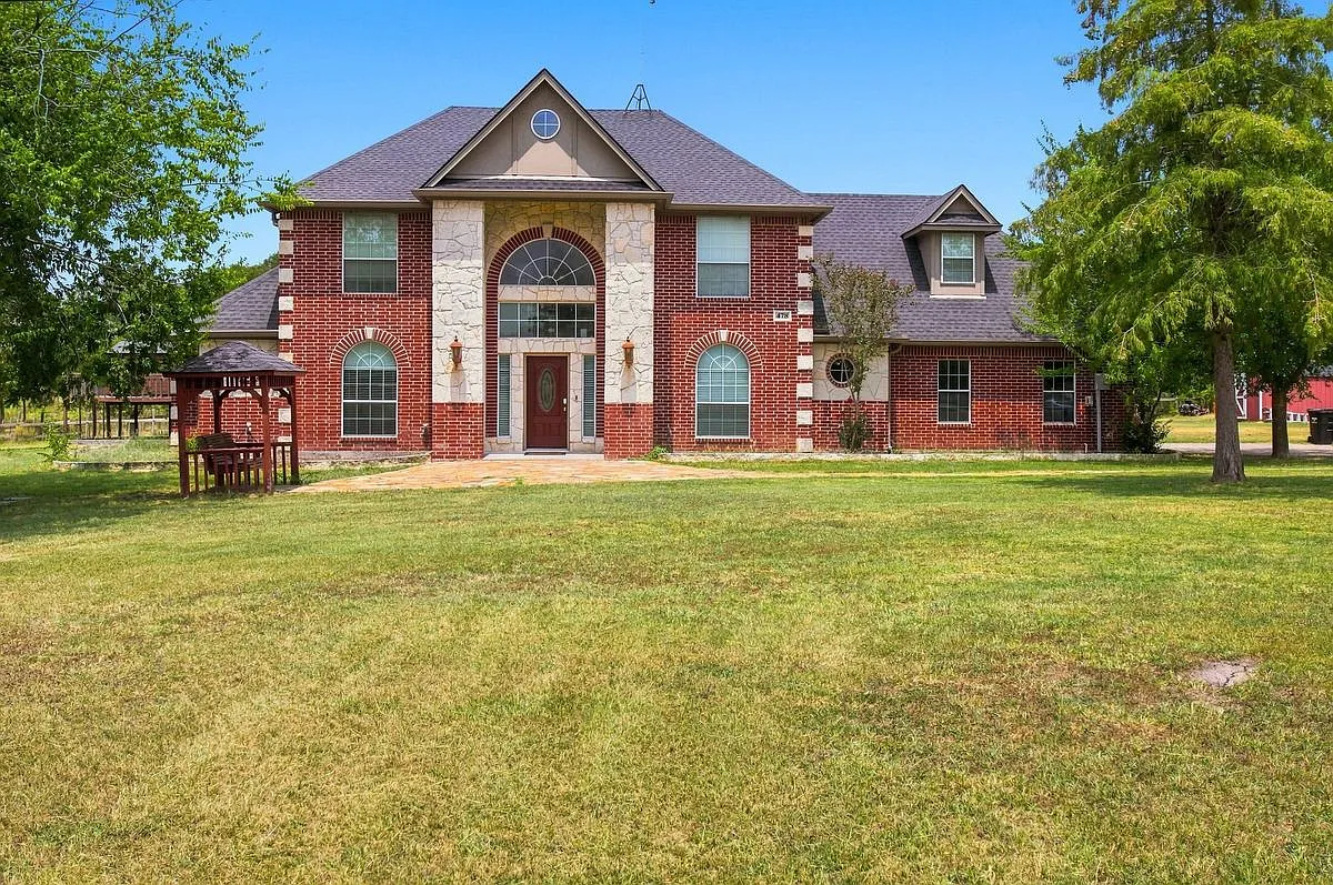 5 bed, 4.0 bath, 3696 sqft, $4,250 — Photo 2