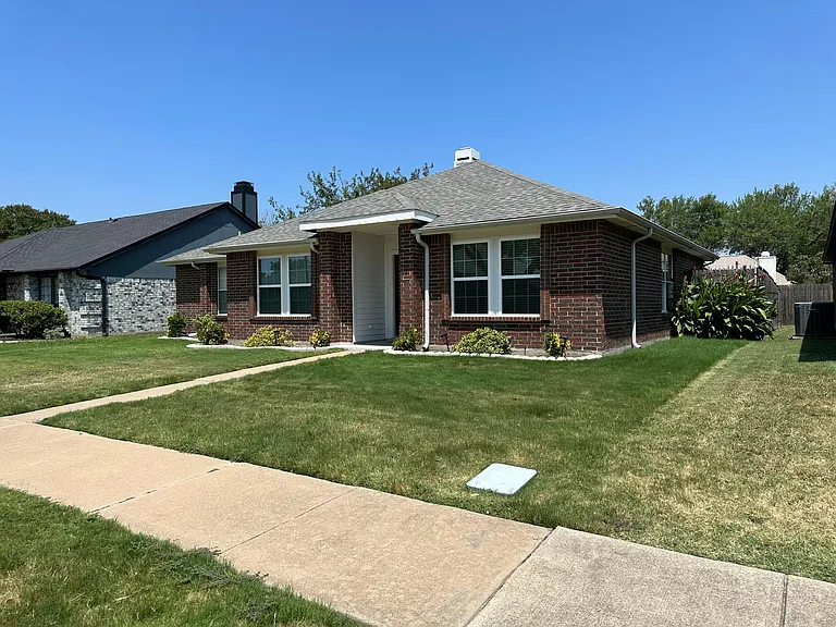 4144 Clary Dr — Photo 2