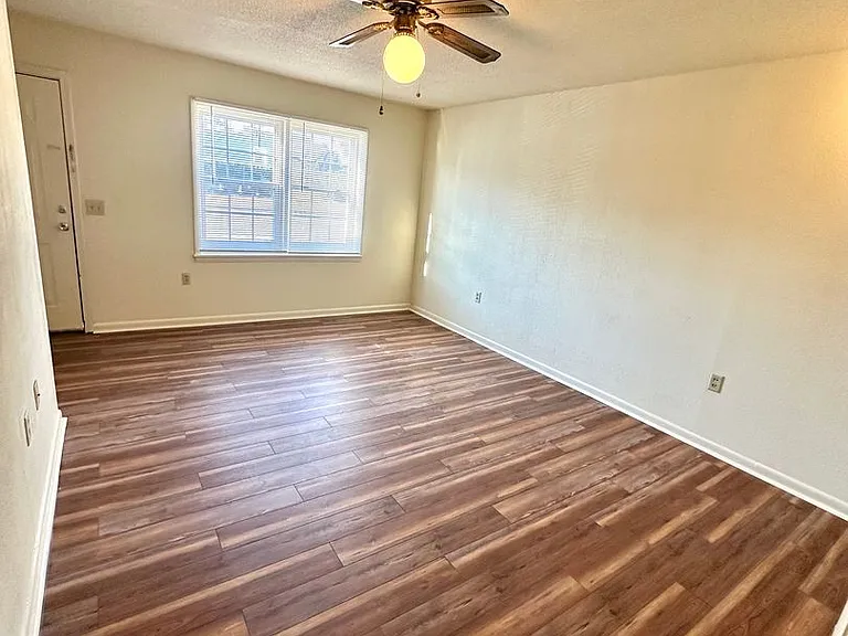 University Pointe Apartments — Photo 20