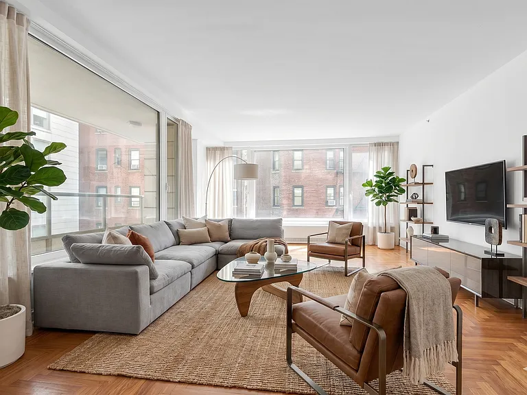 240 Riverside Blvd #80 — Photo 4