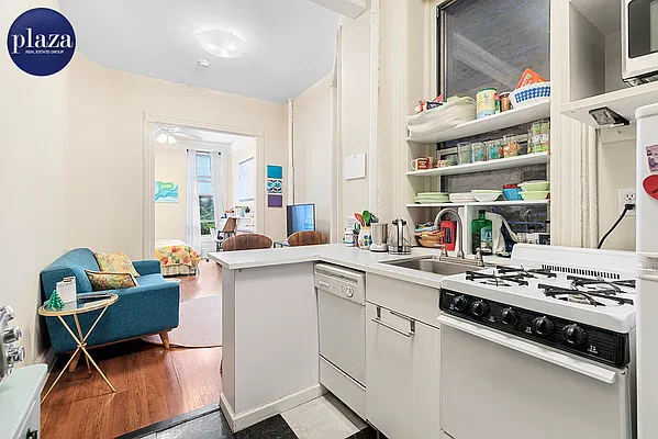 Rented by Plaza Real Estate Group | media 4