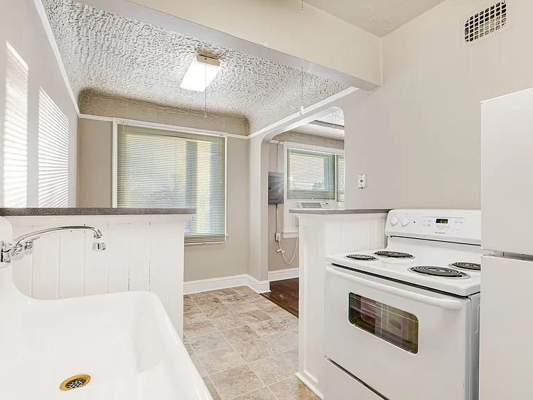 Frances Apts — Photo 14