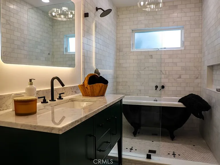 444 W 40th St — Photo 10