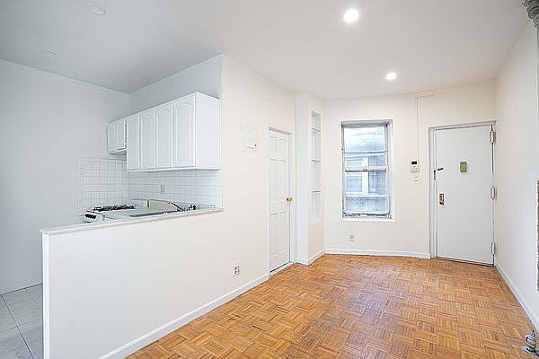 1st image of 501 E 6th St #6